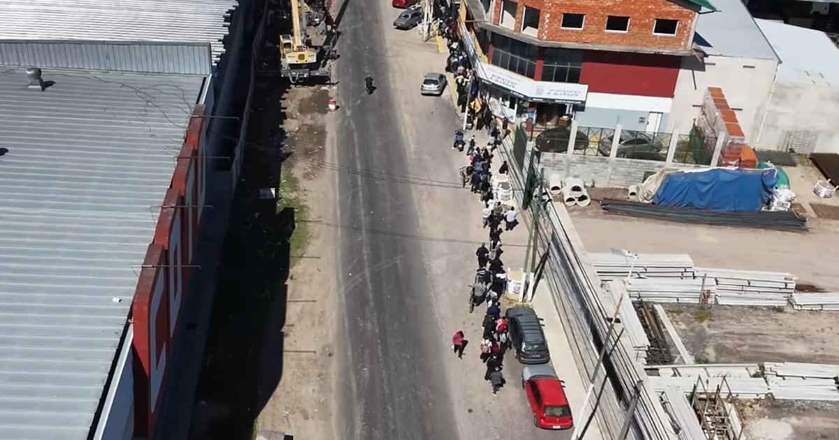 Fila de diez cuadras en Ezeiza por 40 vacantes: un termómetro del empleo sin registro en la provincia de Buenos Aires